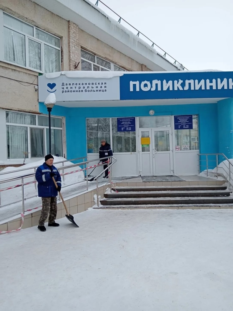 Уборка снега в больничном городке Давлекановской ЦРБ